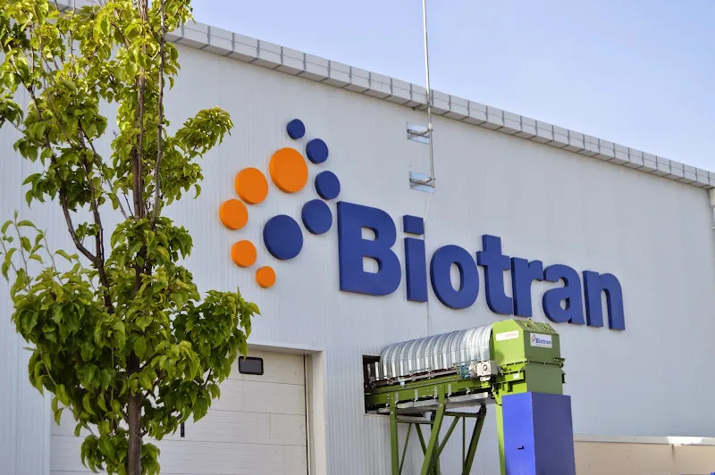 Fachada industrial con logo Biotran y equipo de planta, dedicada a biotran gestion de residuos.