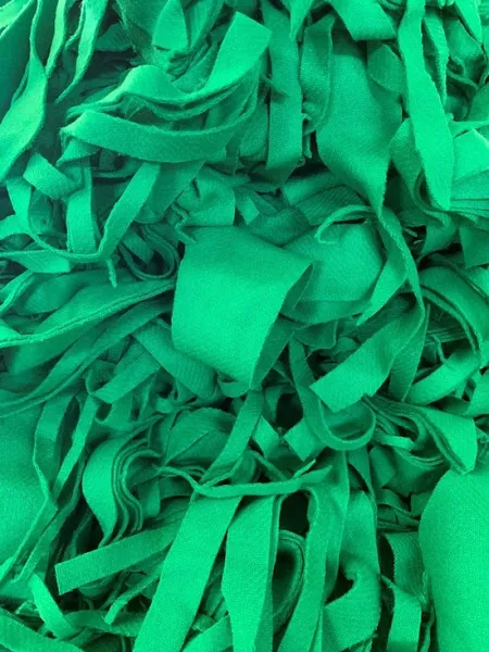 Tiras de tela verde entrelazadas que muestran textura, volumen y bordes recortados, ctr solutions