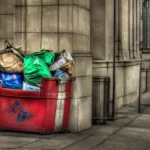 Dónde se tiran los bolsos viejos y qué les sucede después
