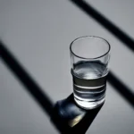 ¿Dónde se tiran las copas rotas? Descubre el error que todos cometen