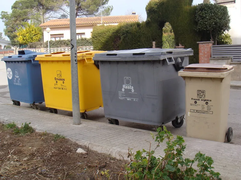Filas de contenedores azules, amarillos, grises y marrones en la acera ecoembes barcelona