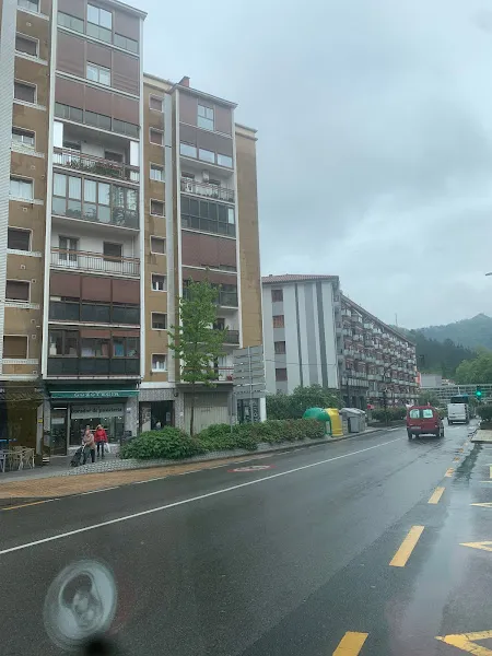 Contenedores de reciclaje en la acera frente a edificios residenciales en ermua mallabiako garbigunea