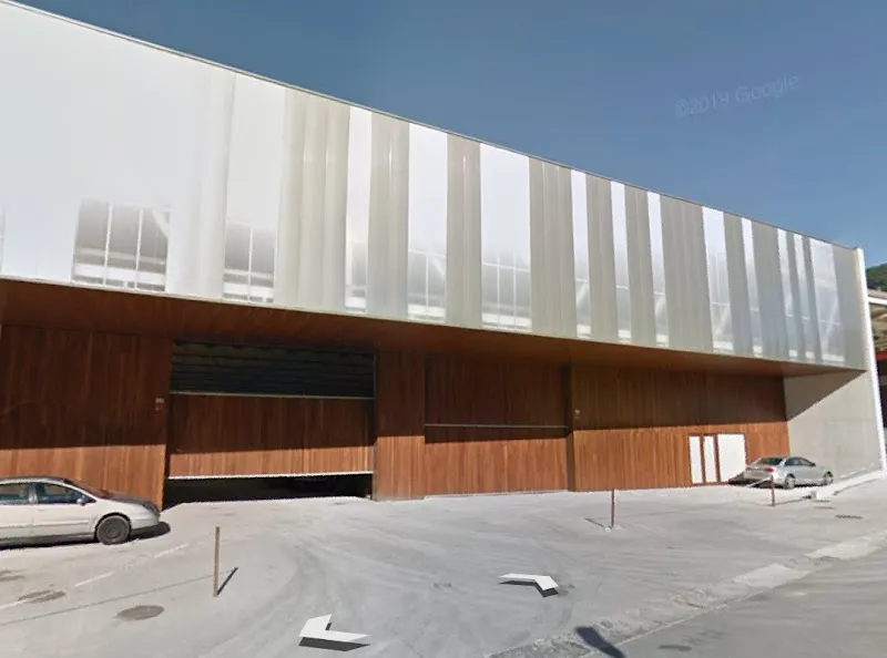 Fachada contemporánea con paneles translúcidos y revestimiento de madera de la mancomunidad de tolosaldea