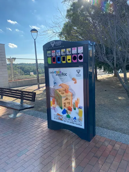 Mindeixalleria reciclatge perafort con bocas de colores para separar residuos en un espacio público