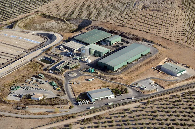 Vista aérea de planta de tratamiento de rsu jaen sierra sur con naves, tanques y caminos entre olivares