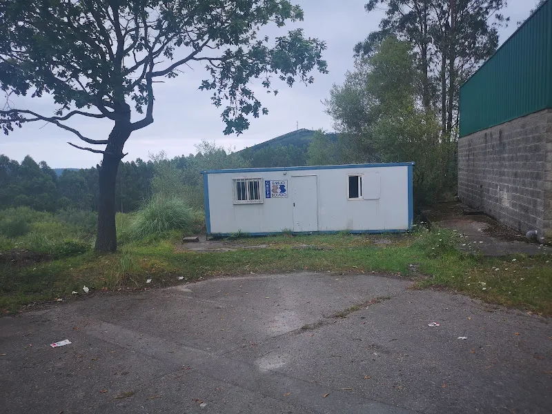 Contenedor modular en el punto limpio de cabezon de la sal junto a un muro y una zona arbolada