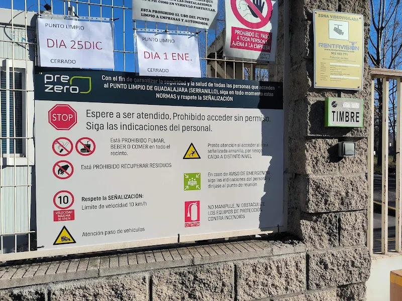 Cartel de normas y timbre en la entrada del punto limpio de guadalajara con avisos de cierre
