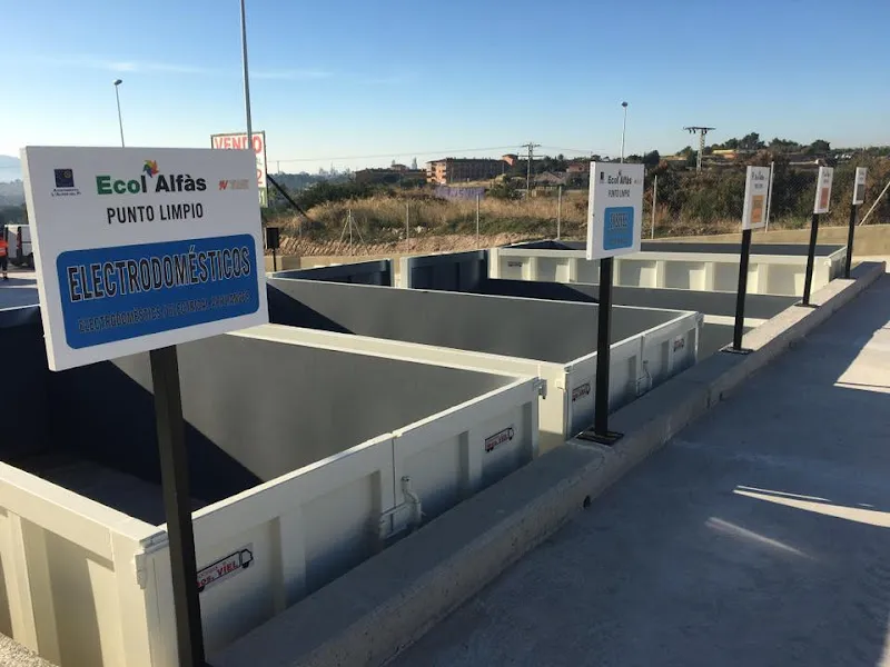 Vista de los contenedores y señalización en el punto limpio de l alfas del pi.
