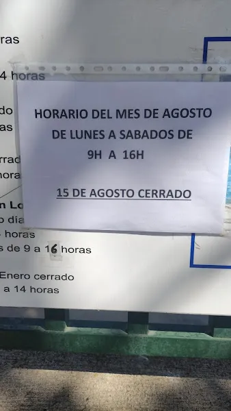 Cartel con el horario de agosto del punto limpio delicias lagunas de villafafila indicando lunes a sábados de 9h a 16h y cerrado el 15 de agosto