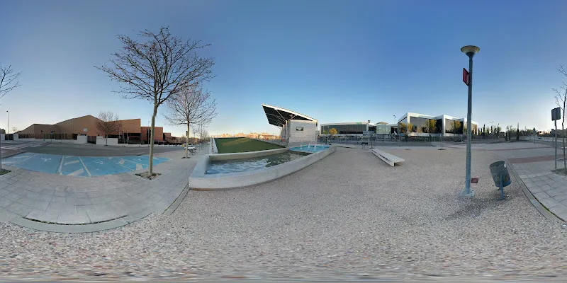 Plaza exterior con fuente, bancos y aparcamientos accesibles del punto limpio fijo san sebastian de los reyes