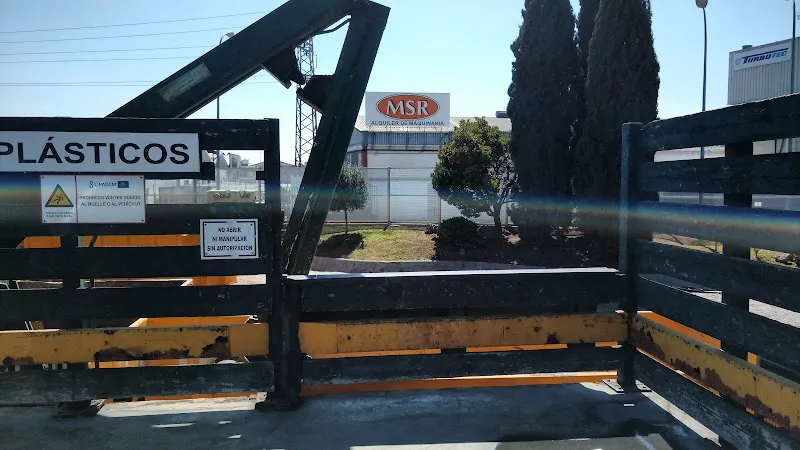 Contenedor metálico y señalización de plásticos en el punto limpio los olivos bajo luz solar