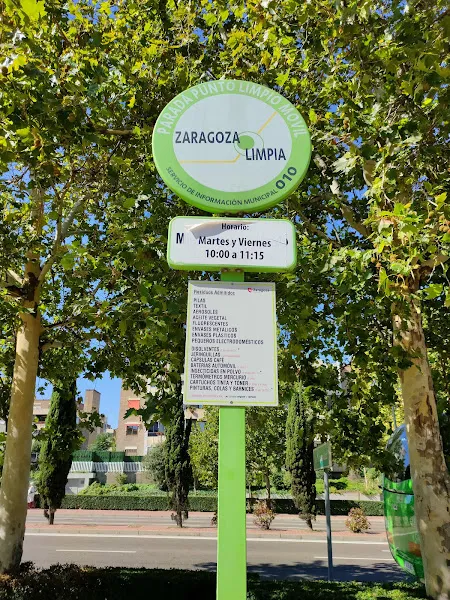 Señal informativa del punto limpio movil delicias 2 en una parada con horario y logo de Zaragoza Limpia