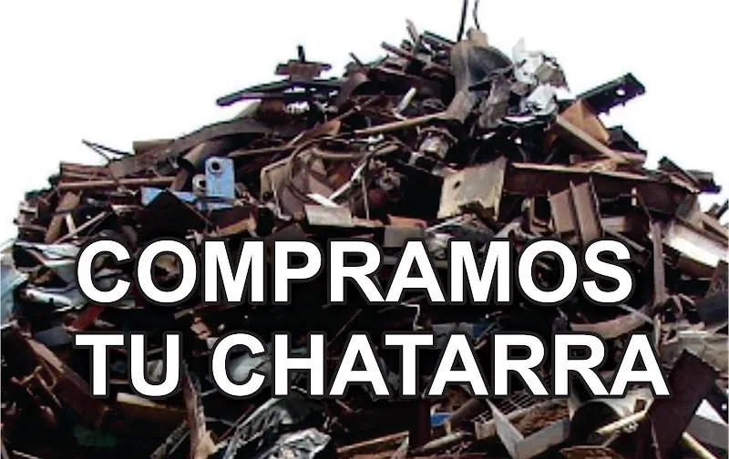 Pila de chatarra metálica con rótulo 'COMPRAMOS TU CHATARRA' reciclajes logrono