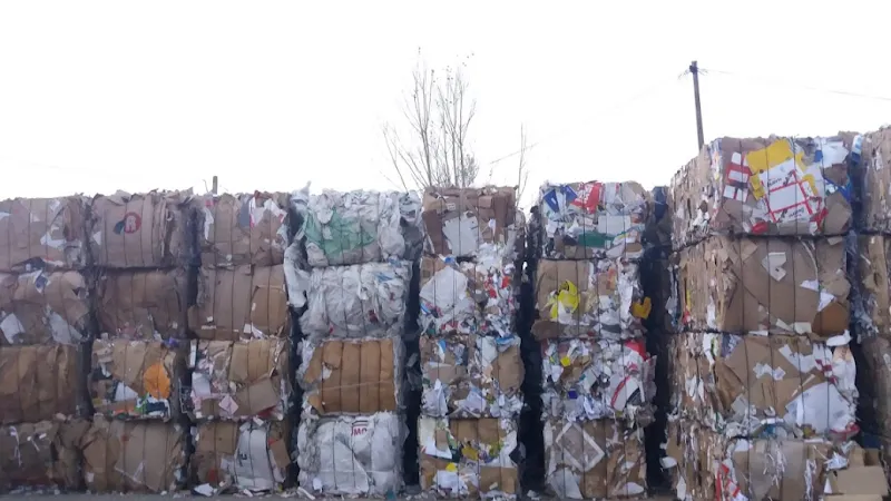 Pilas de fardos de cartón y papel prensado en instalaciones de reciclajes pelaez.