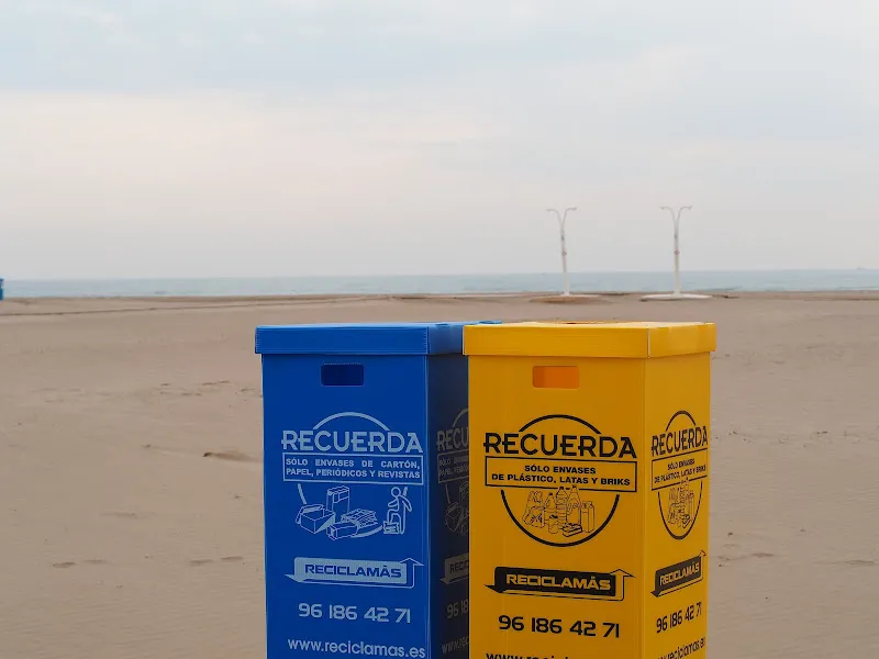 Contenedores de reciclaje azul y amarillo en la playa promovidos por reciclamas empresa de reciclaje en valencia castellon alicante tarragona y baleares.