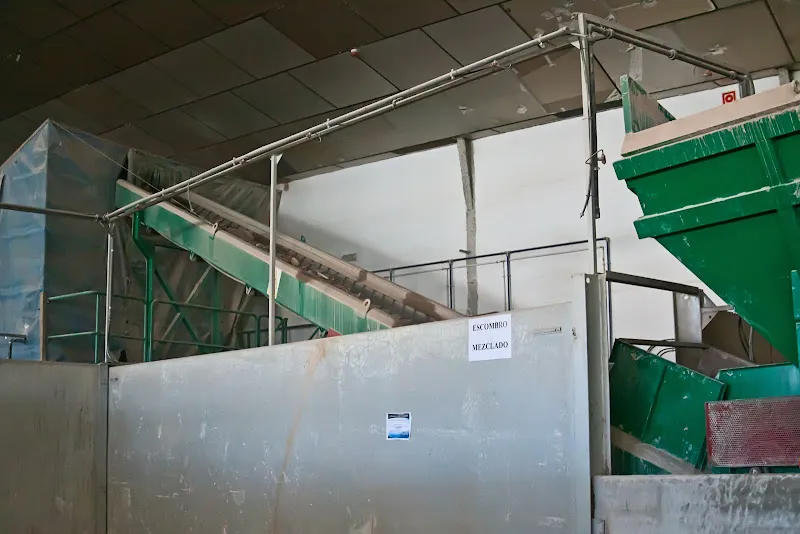 Máquina industrial con cinta transportadora y tolva en planta sabospa s l