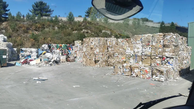 Balas de cartón compactado y residuos apilados en planta utramic